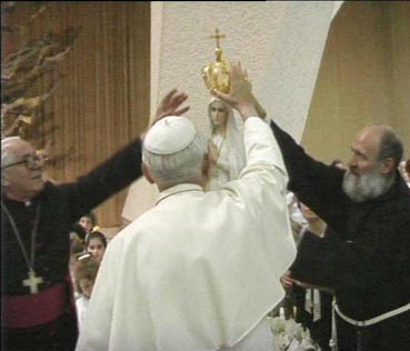 Sua Santita Giovanni Paolo II  e Mons. Paolo Hnilica incoronano la staua della Vergine di Fatima dell'Armata Bianca. Sala Nervi, 27 maggio 1989, udienza speciale a 10.000 bambini dell'Armata Bianca.